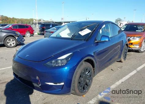 2024 Tesla Model Y Long Range Dual Motor All-Wheel Drive z USA, uszkodzony, nr VIN 7SAYGDEE0RA218402